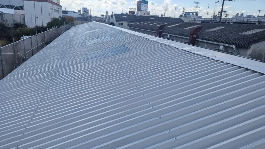 完工した折板屋根・天窓を備えた大型屋根面